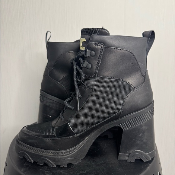 Sorel Brex Heeled Lace Up Boot. Black. Size 7. No major flaws. See photos. - Picture 6 of 7